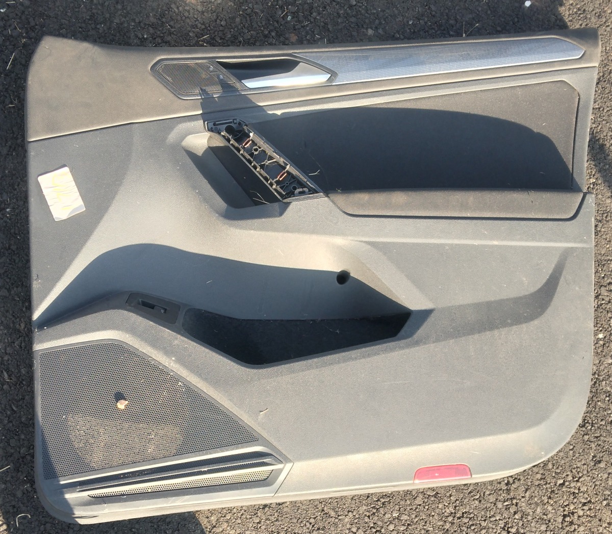 TIGUAN RIGHT FRONT DOOR PANEL