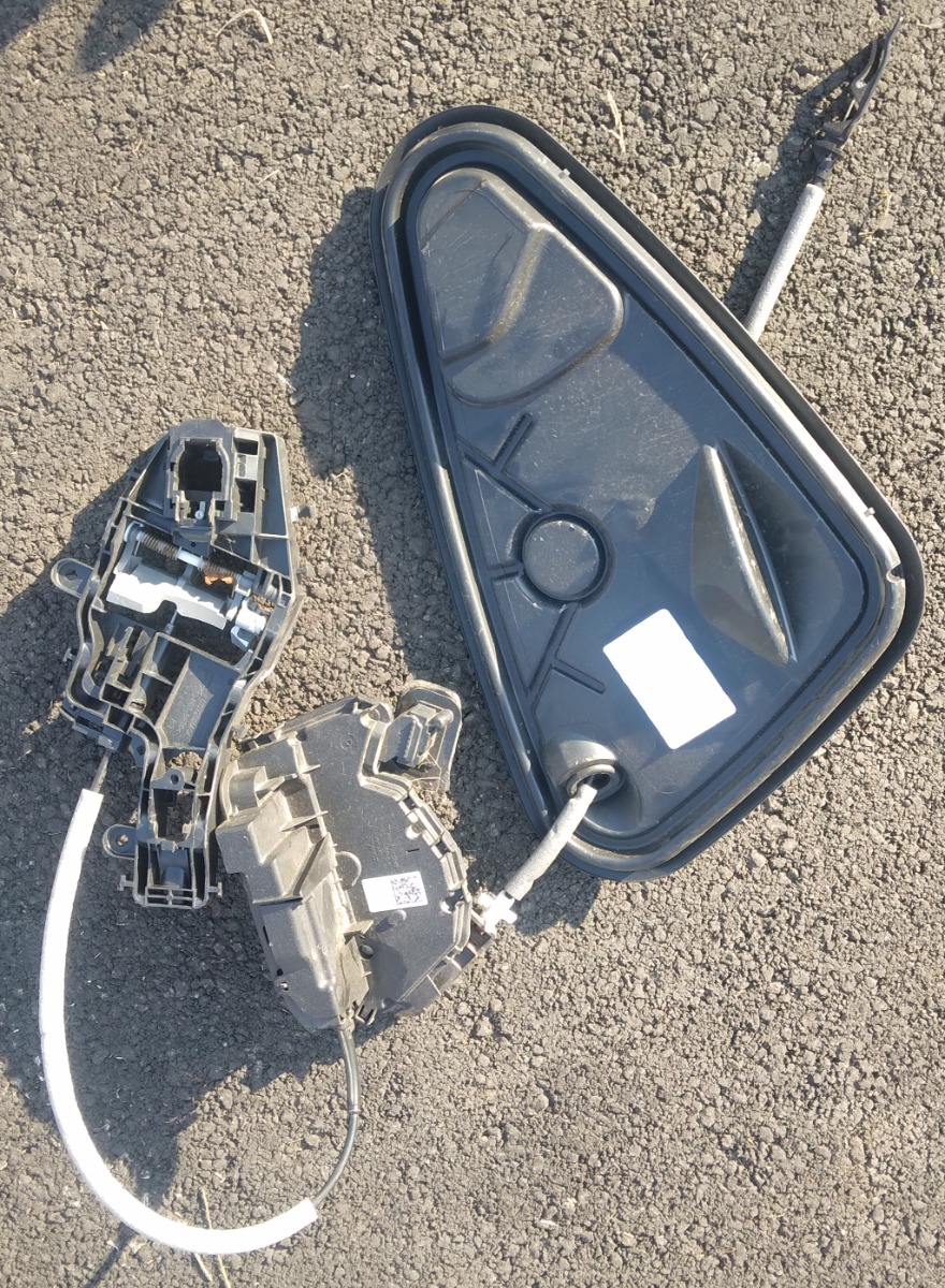 TIGUAN RIGHT FRONT DOOR LOCK