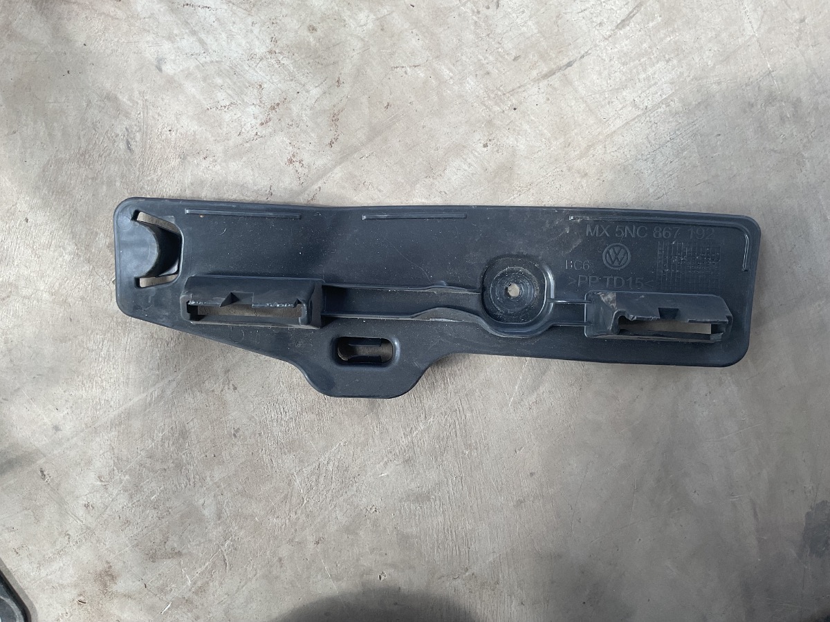 TIGUAN ALLSPACE PILLAR TRIM HOLDER LOWER RIGHT