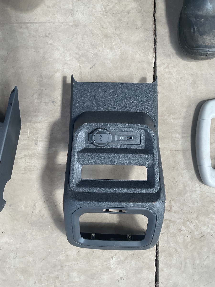 TIGUAN ALLSPACE CONSOLE REAR TRIM