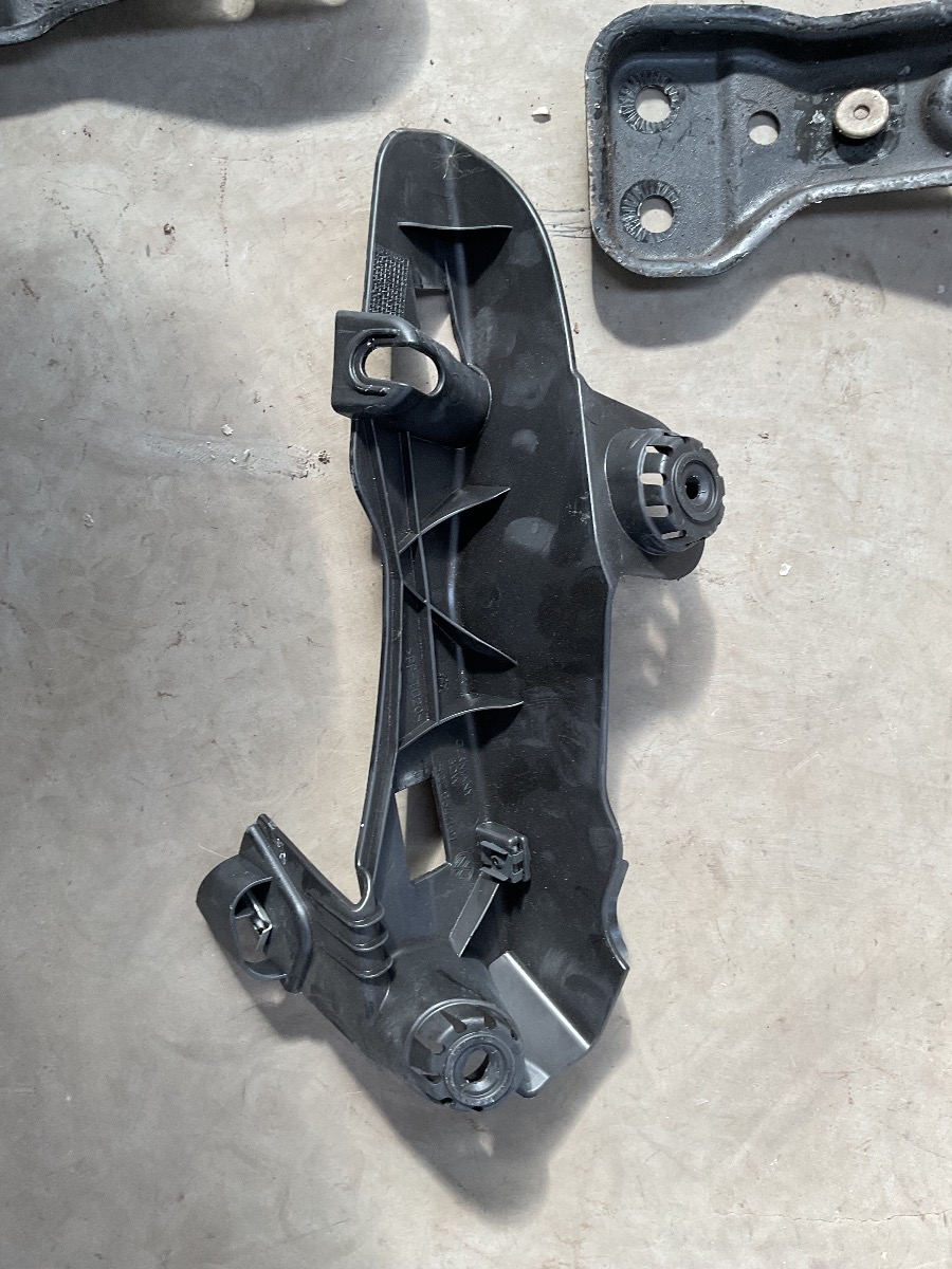 TIGUAN ALLSPACE FOOT REST BRACKET