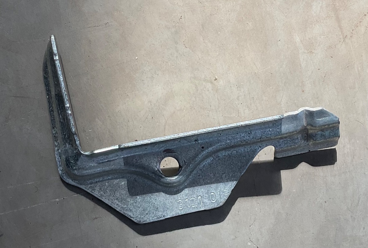 TIGUAN ALLSPACE BATTERY HOLD DOWN BRACKET