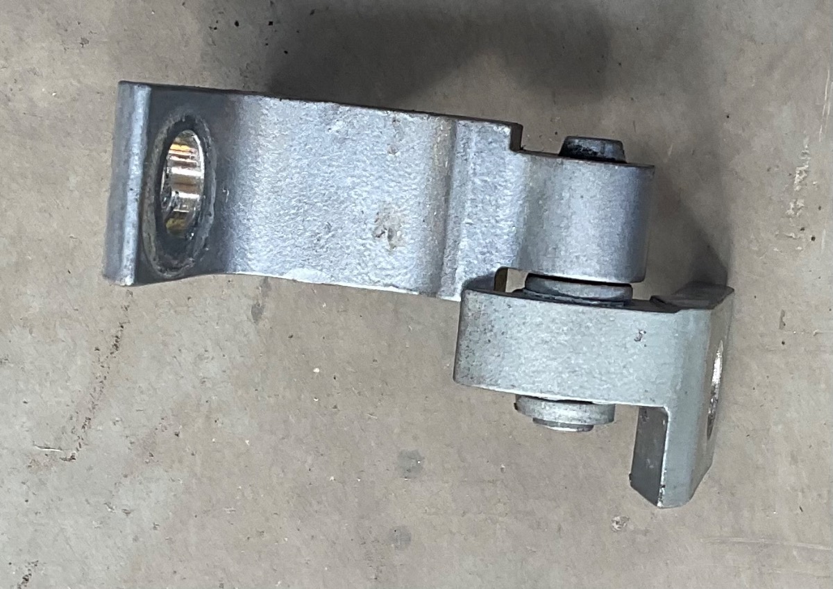 TIGUAN ALLSPACE RIGHT FRONT LOWER DOOR HINGE