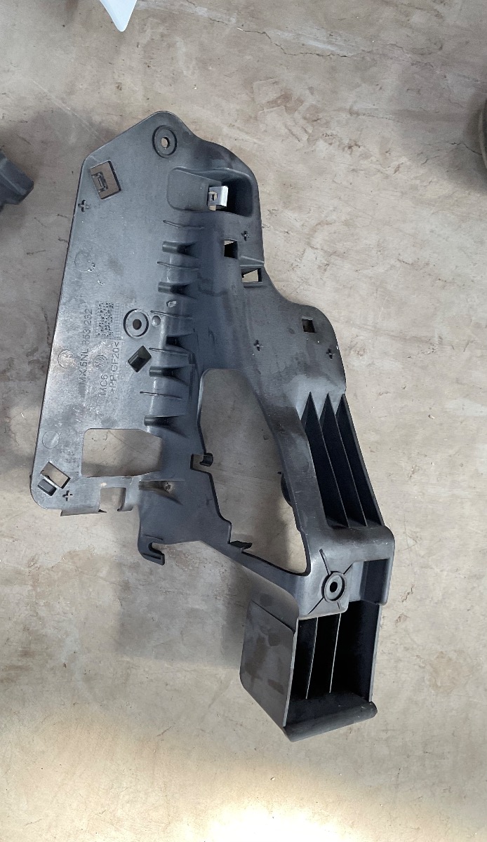 TIGUAN ALLSPACE RIGHT A PILLAR TRIM BRACKET