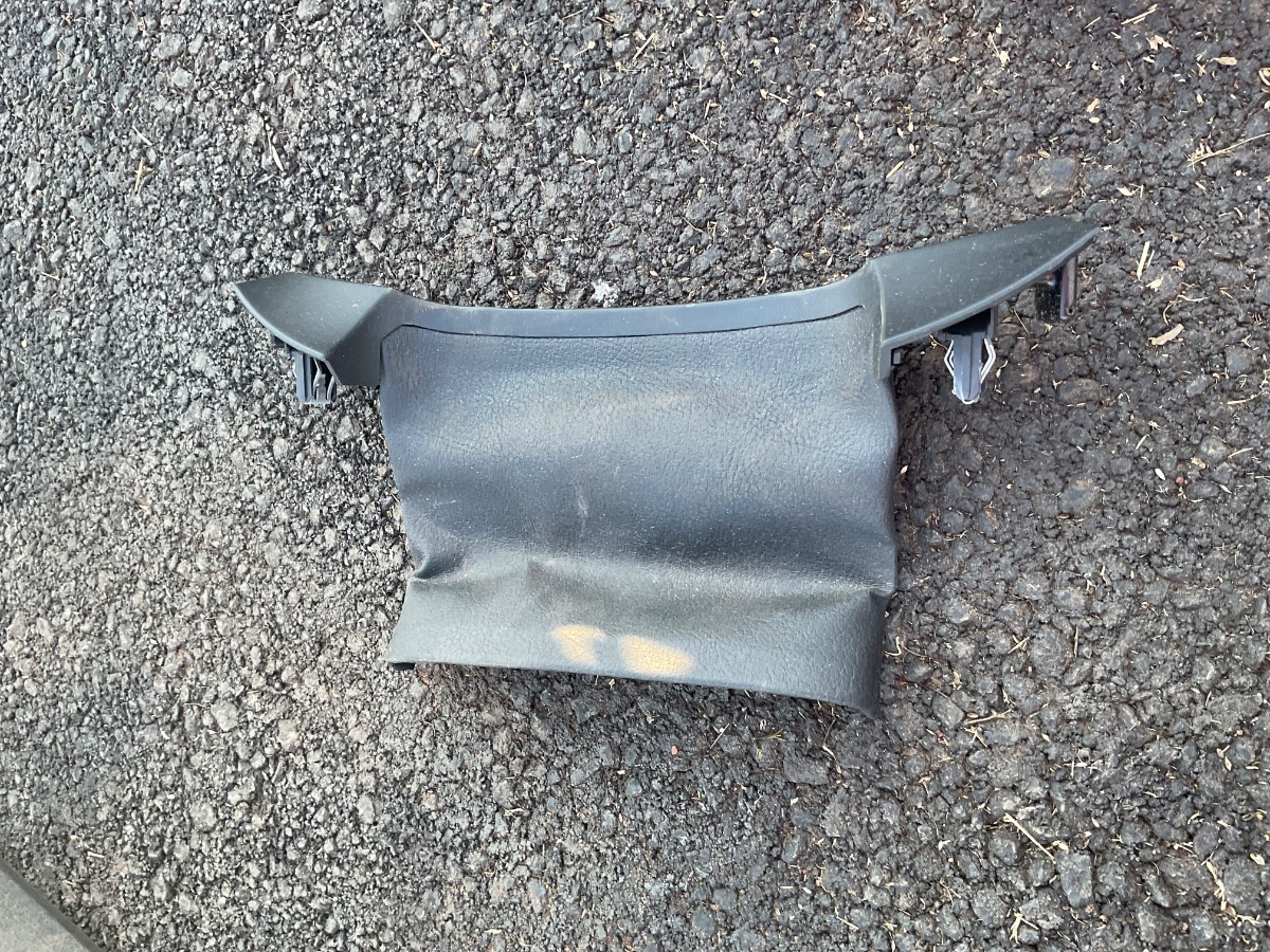 Q3 STEERING COLLUM TRIM