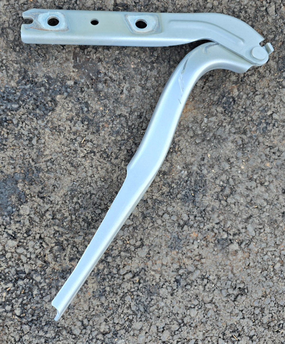 T-Cross Bonnet Hinge Right