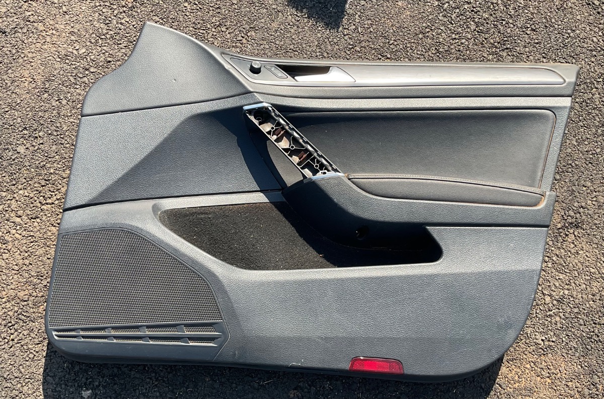 GOLF 7 RIGHT FRONT INNER DOOR PANNEL