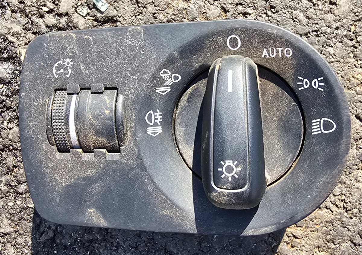 Q3 HEADLIGHT SWITCH