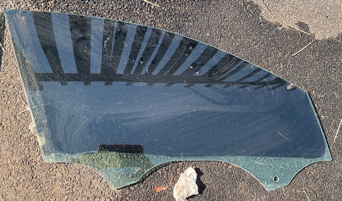 GOLF 7 RIGHT FRONT DOOR GLASS