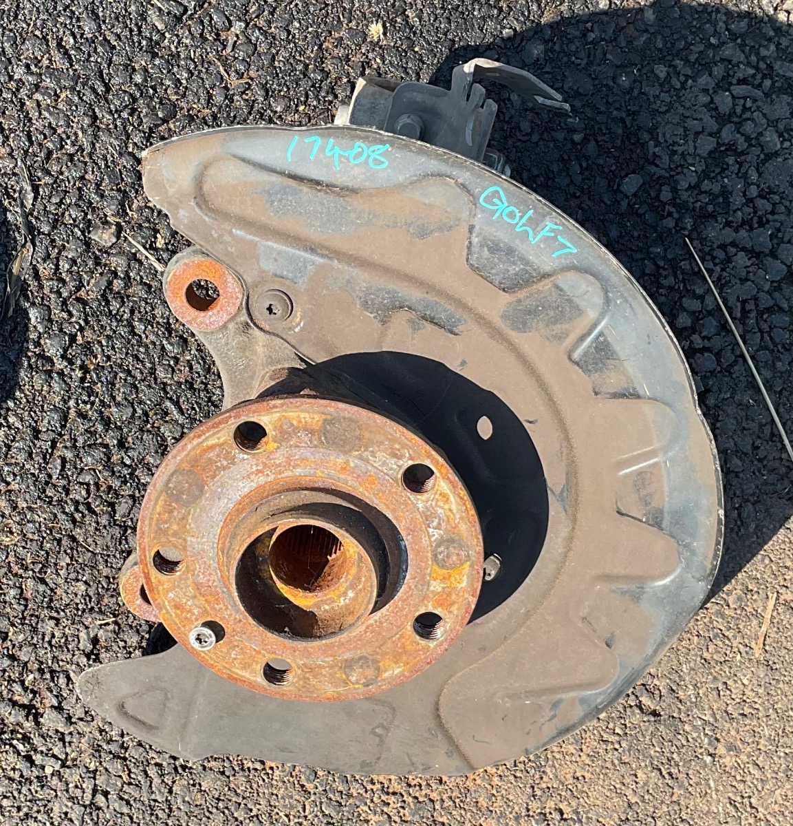 GOLF 7 LEFT FRONT STUB AXLE