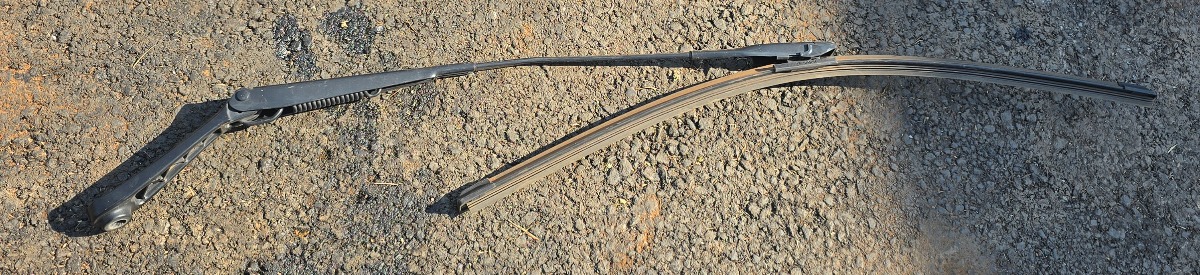 Q3 RIGHT FRONT WIPER ARM