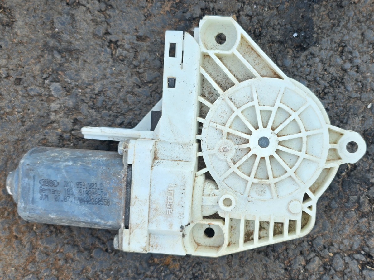 Q3 RIGHT FRONT WINDOW MOTOR