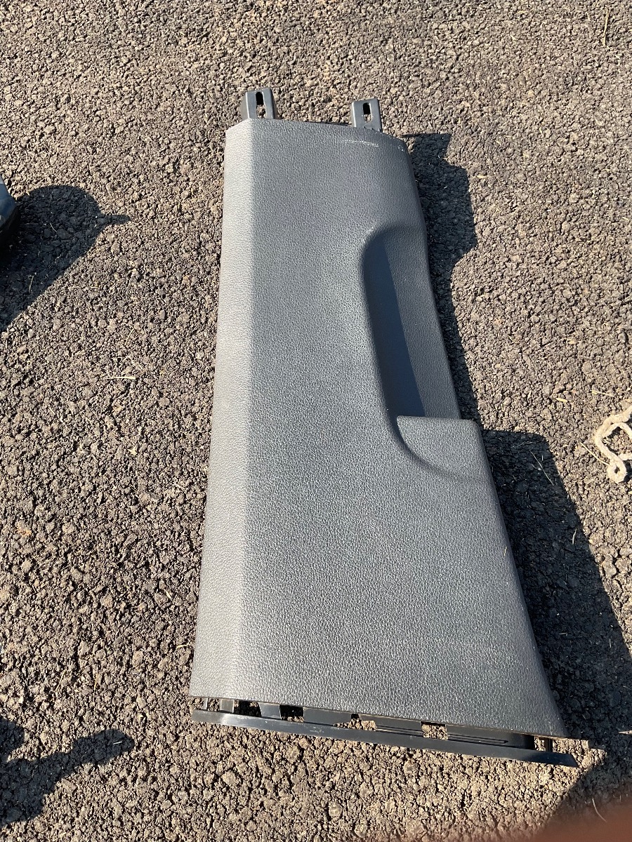 GOLF 7 LEFT LOWER B PILLAR TRIM
