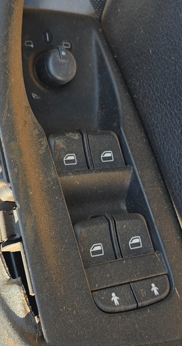 Q3 RIGHT FRONT WINDOW SWITCH