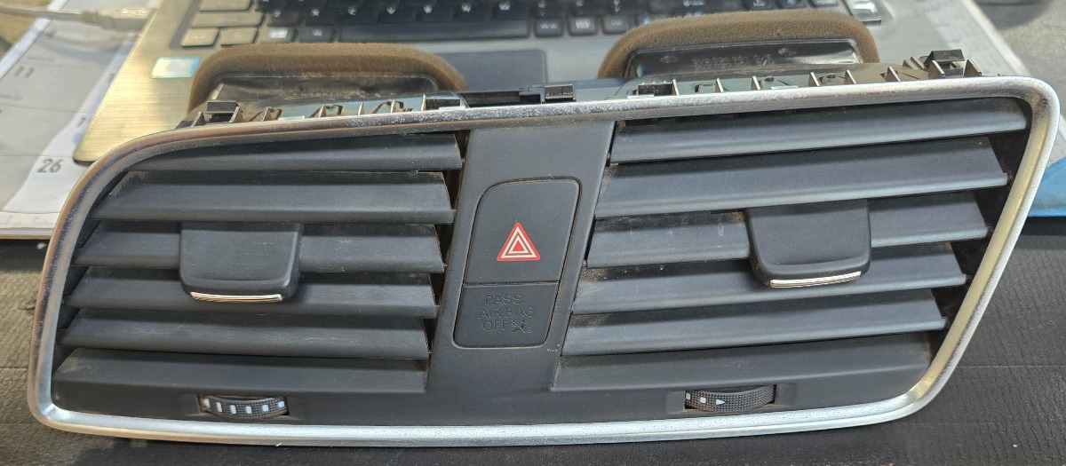 Q3 CENTRE DASH VENT