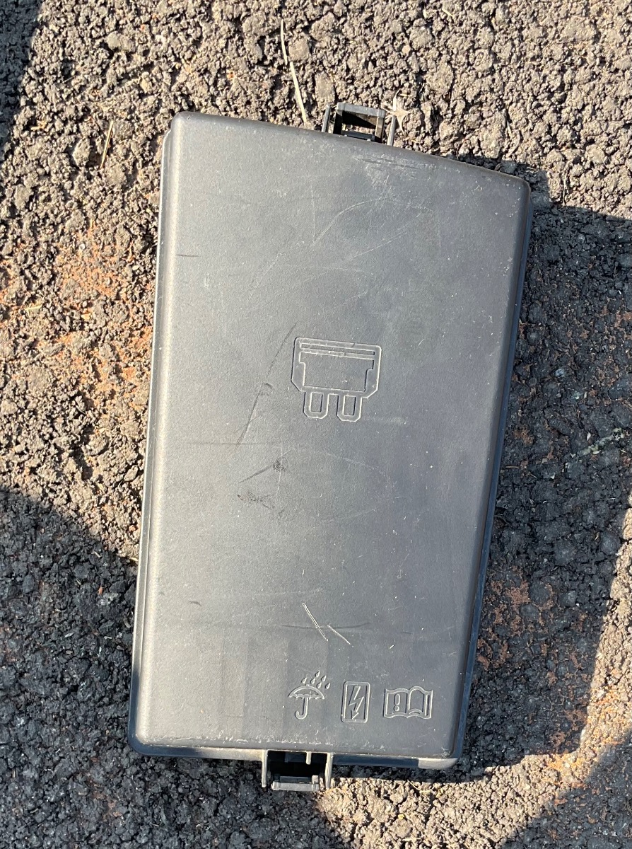 GOLF 7 FUSE BOX COVER