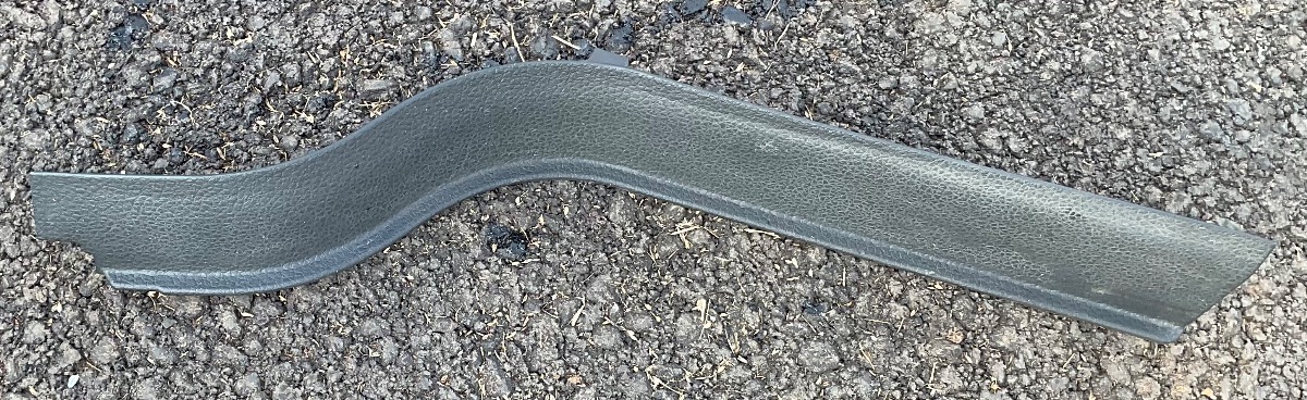 GOLF 7 RIGHT A PILLAR TRIM