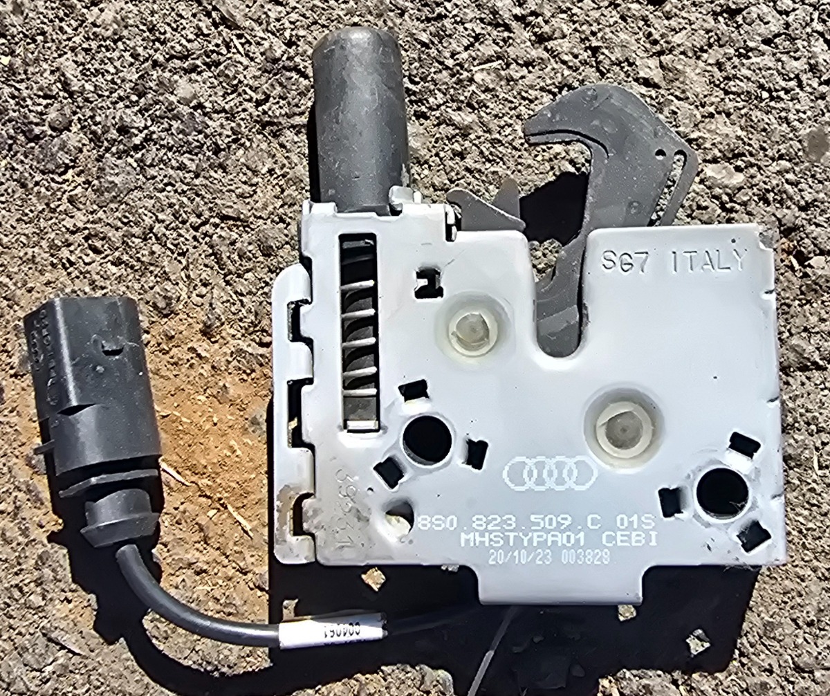 T-CROSS BONNET LOCK
