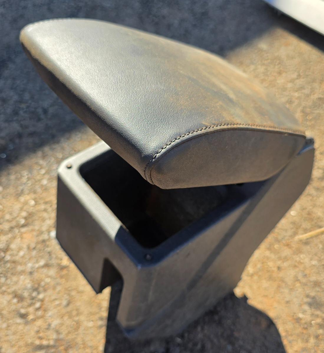 T-CROSS CENTRE CONSOLE WITH ARM REST