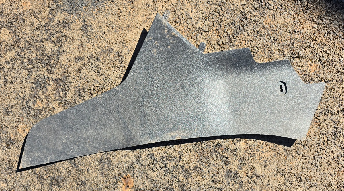 T CROSS CONSOLE SIDE TRIM RIGHT