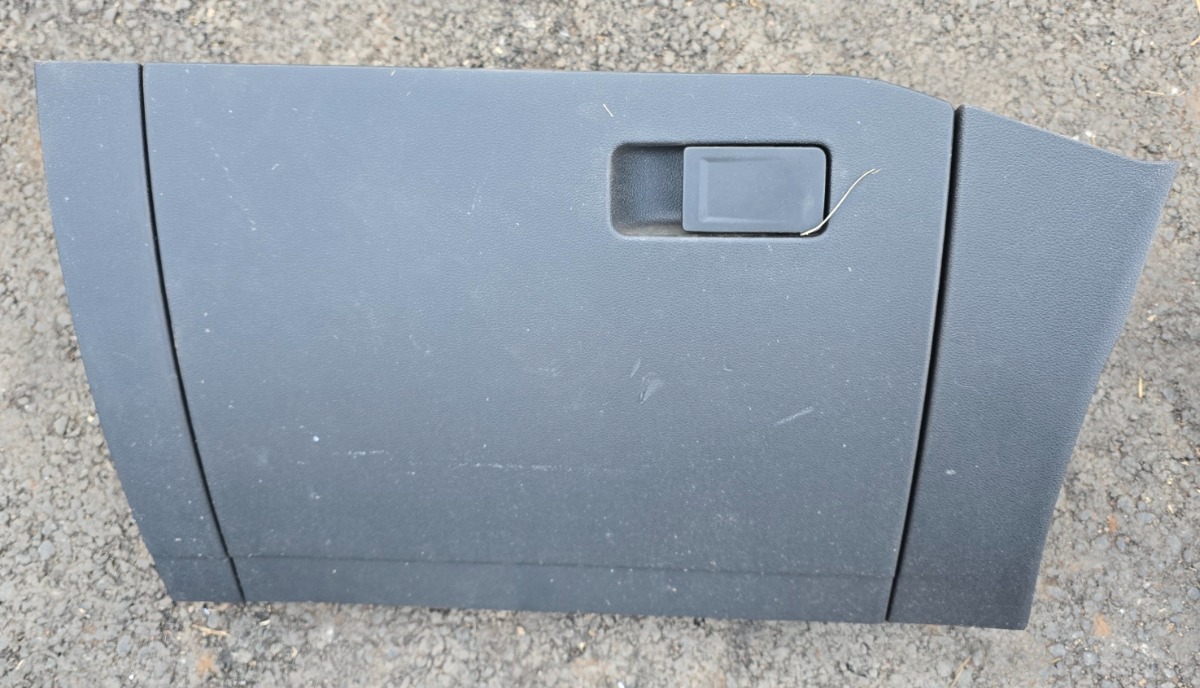 T CROSS GLOVE COMPARTMENT