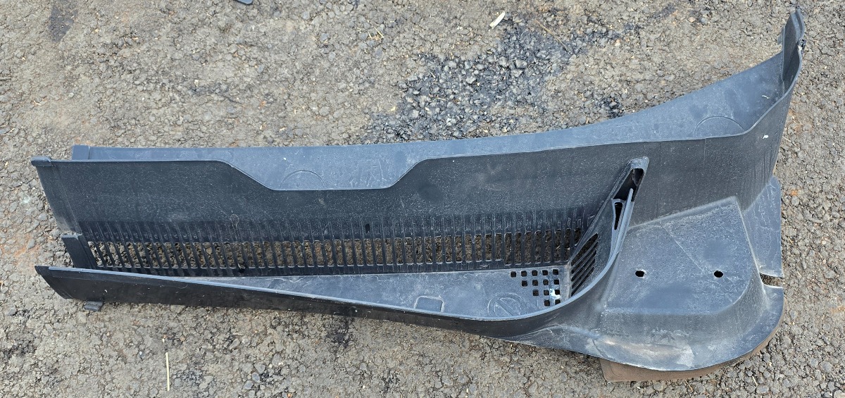 T-CROSS LEFT WIPER COULING