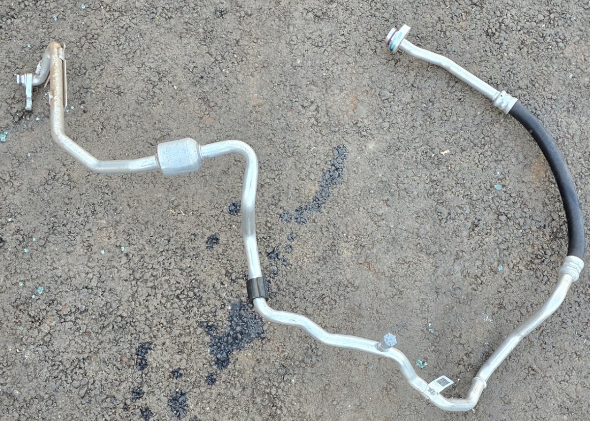 T-CROSS AIR CON PIPE THICK