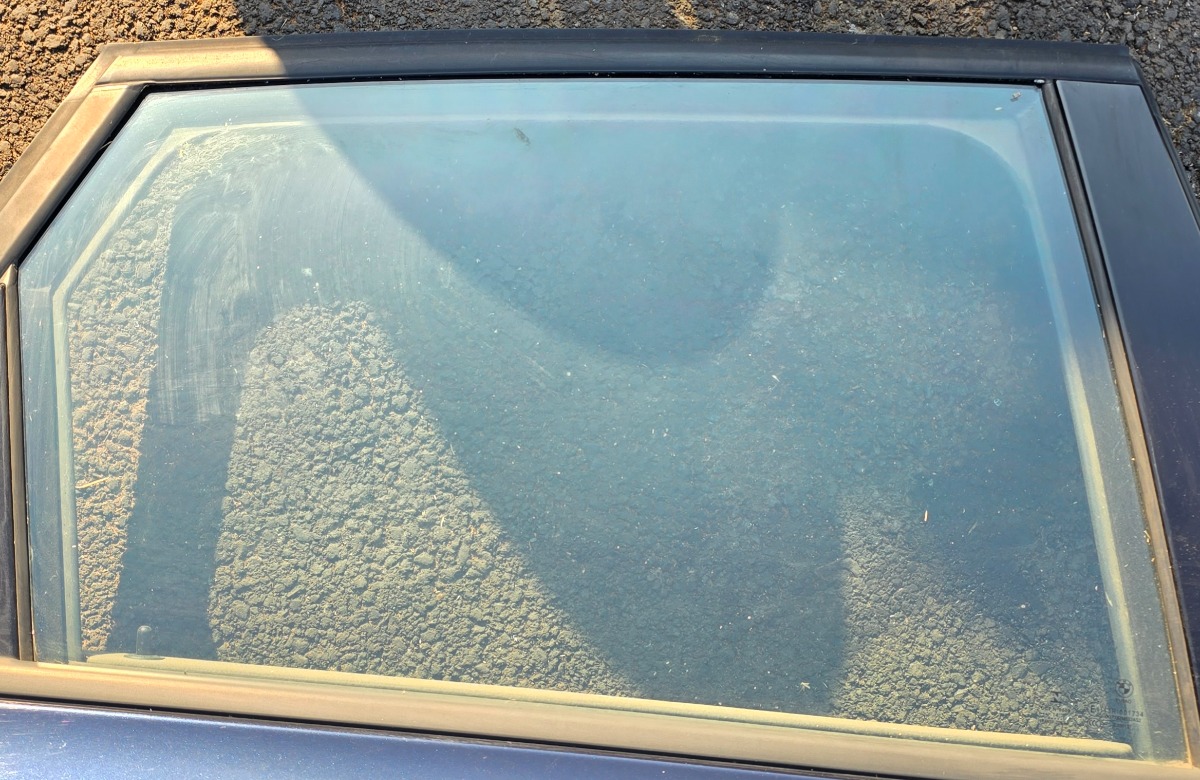 F45 RIGHT REAR DOOR GLASS