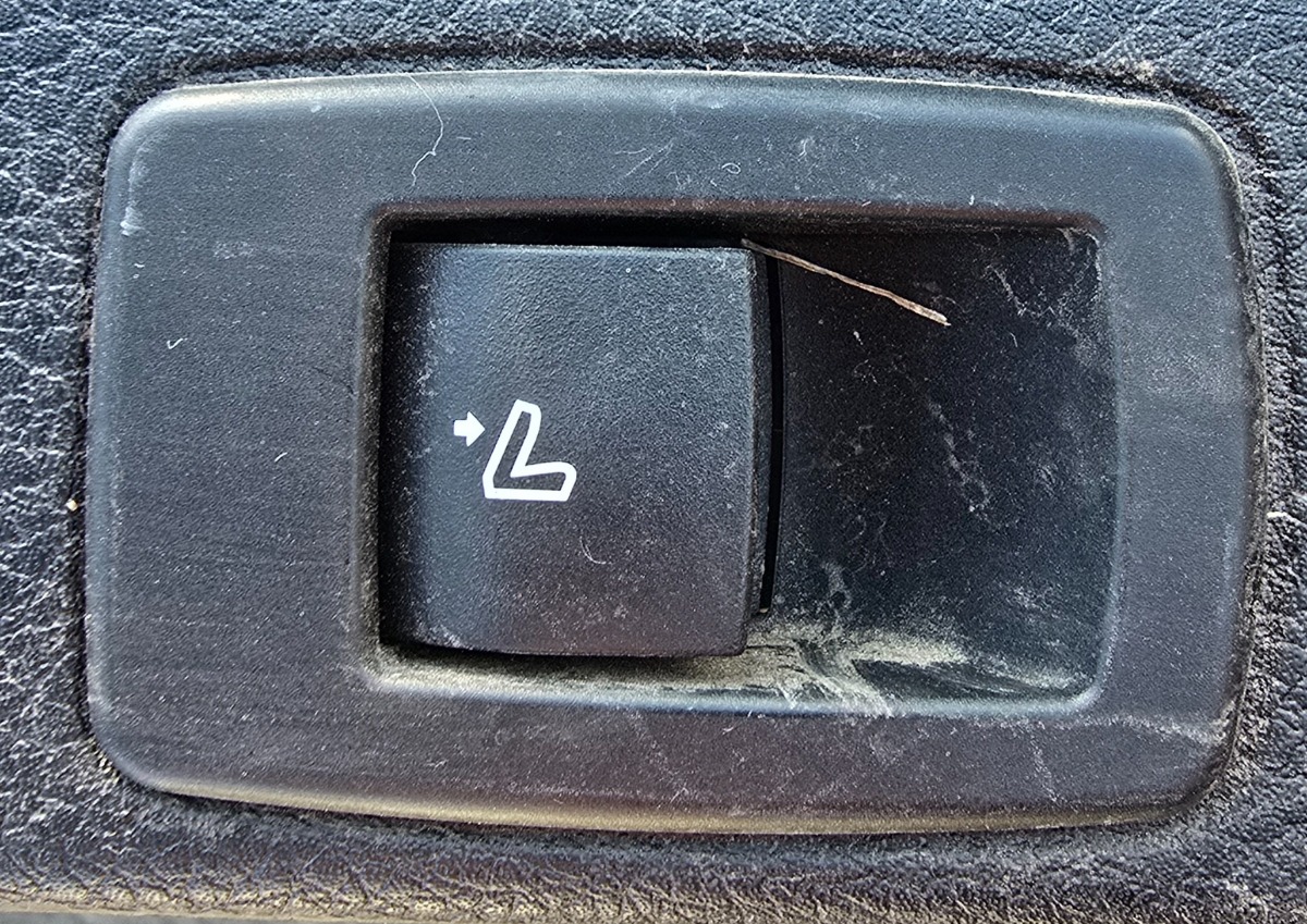 F45 LEFT REAR SEAT LOWERING SWITCH