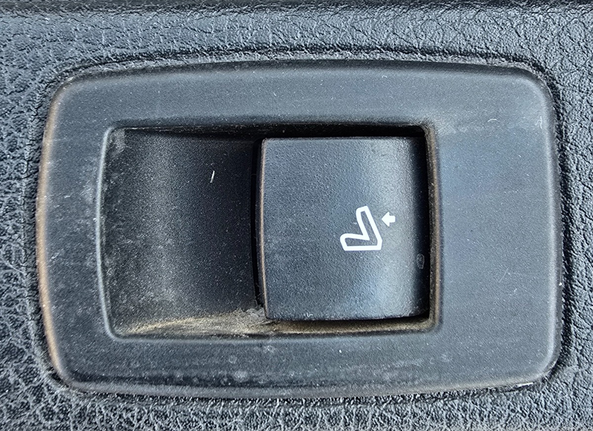 F45 RIGHT REAR SEAT RELEASE SWITCH