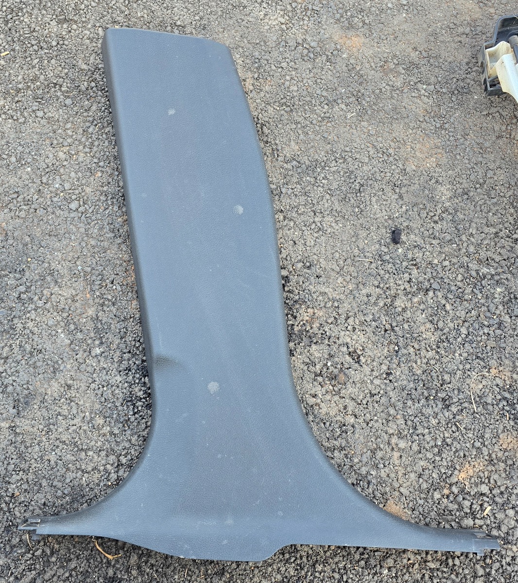 F45 LEFT LOWER B-PILLAR TRIM