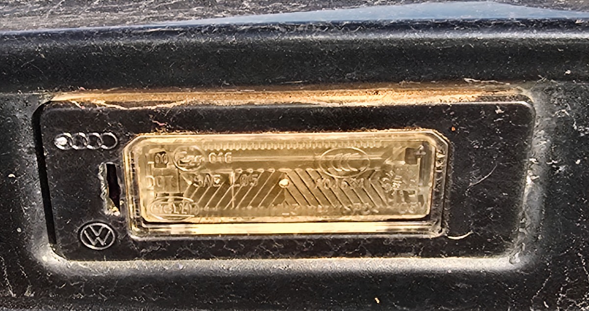 A4 B8 NO PLATE LIGHT