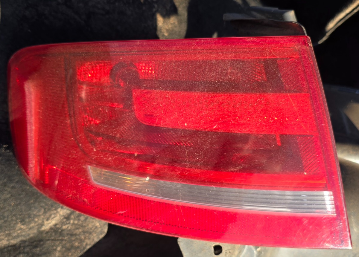 A4 B8 LEFT REAR TAIL LIGHT OUTER