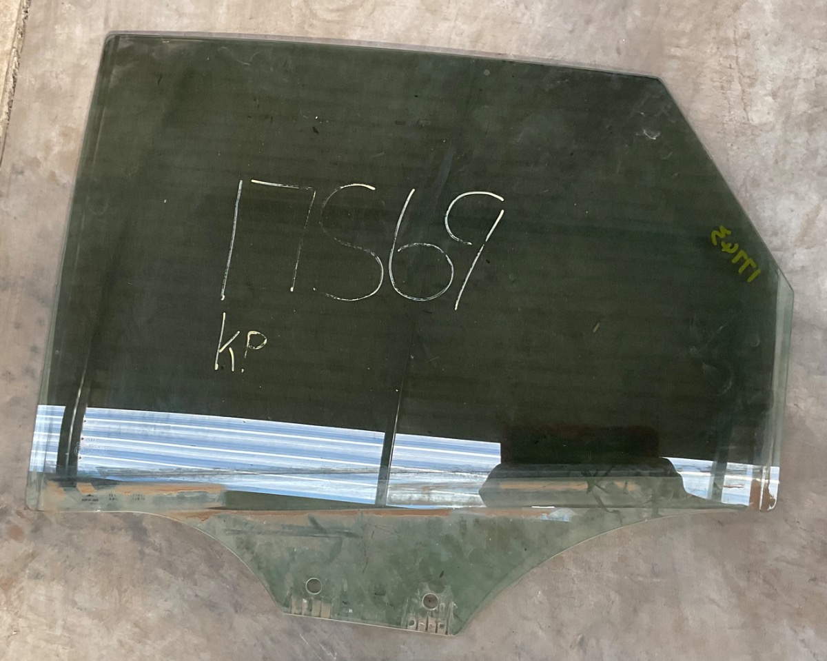 Q3 LEFT REAR DOOR GLASS
