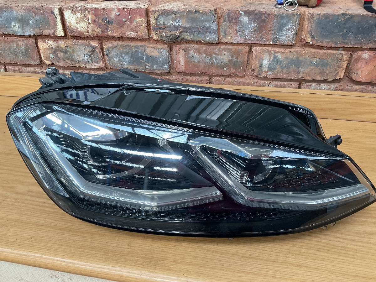 GOLF 7 XENON/LED HEADLIGHT LEFT DAMAGED