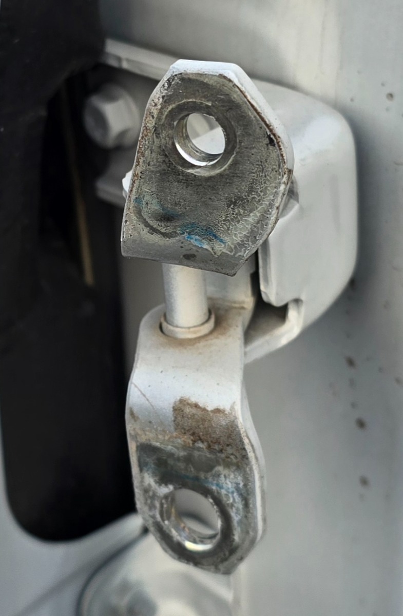 URBAN CRUISER LEFT FRONT UPPER DOOR HINGE