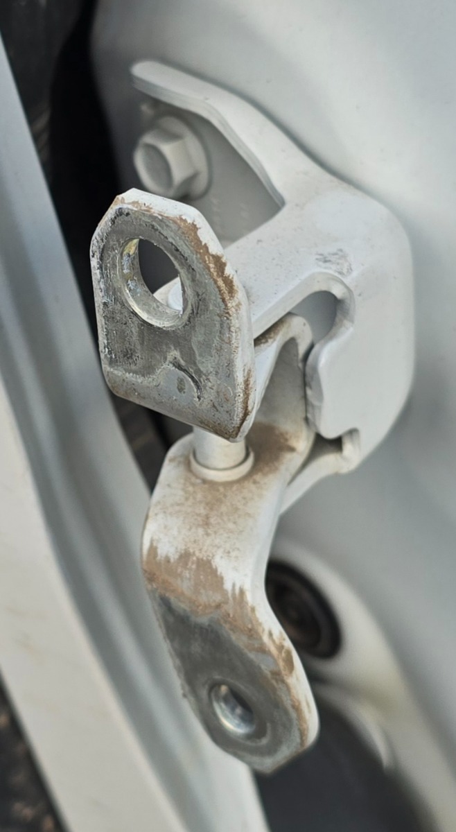 URBAN CRUISER LEFT FRONT LOWER DOOR HINGE