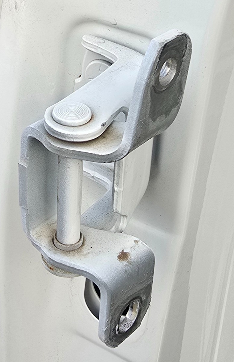 URBAN CRUISER LEFT REAR UPPER DOOR HINGE