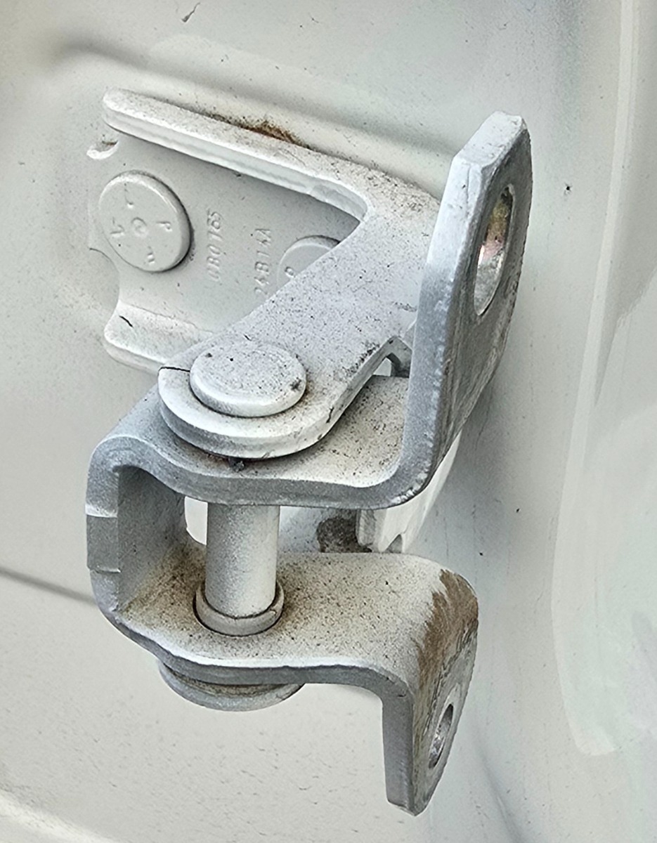 URBAN CRUISER LEFT REAR LOWER DOOR HINGE