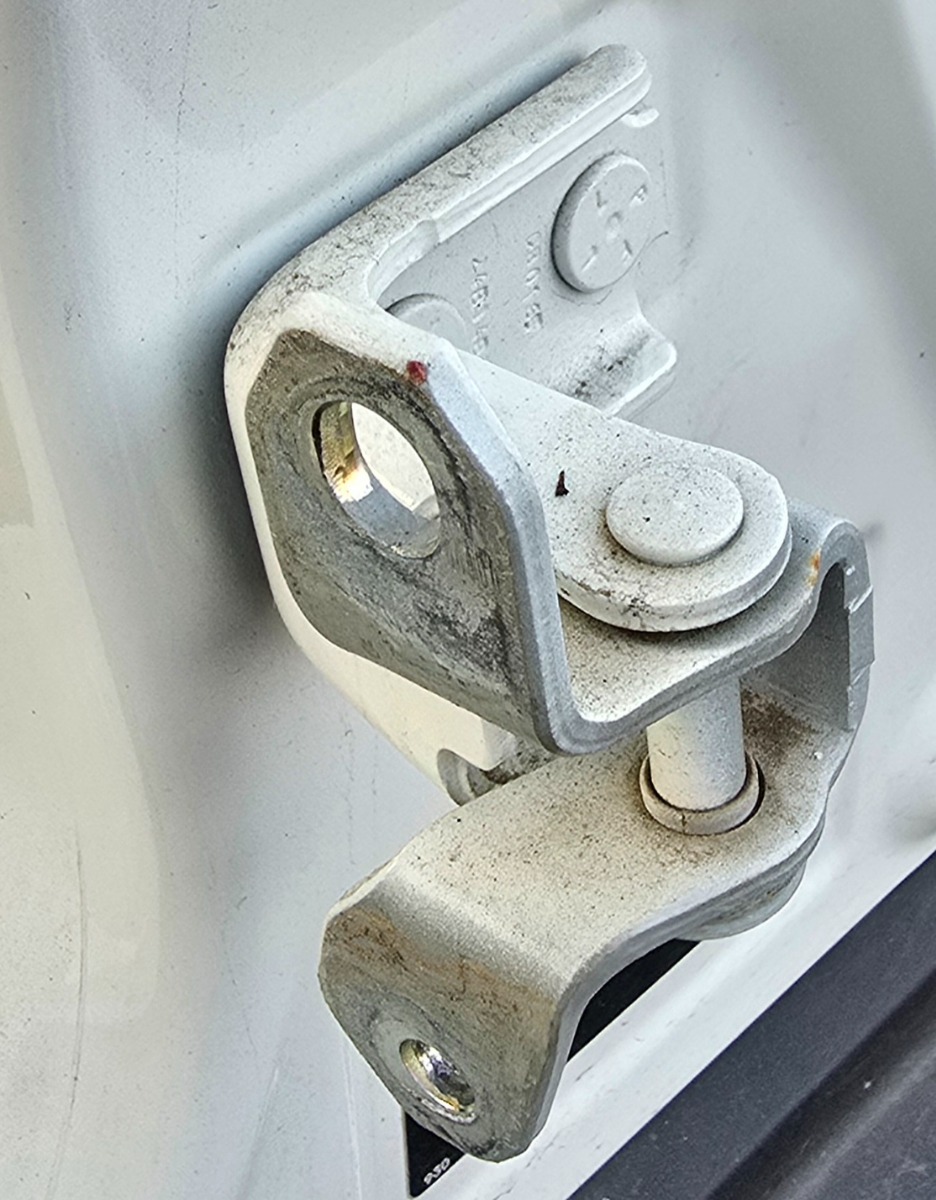 URBAN CRUISER RIGHT REAR LOWER DOOR HINGE