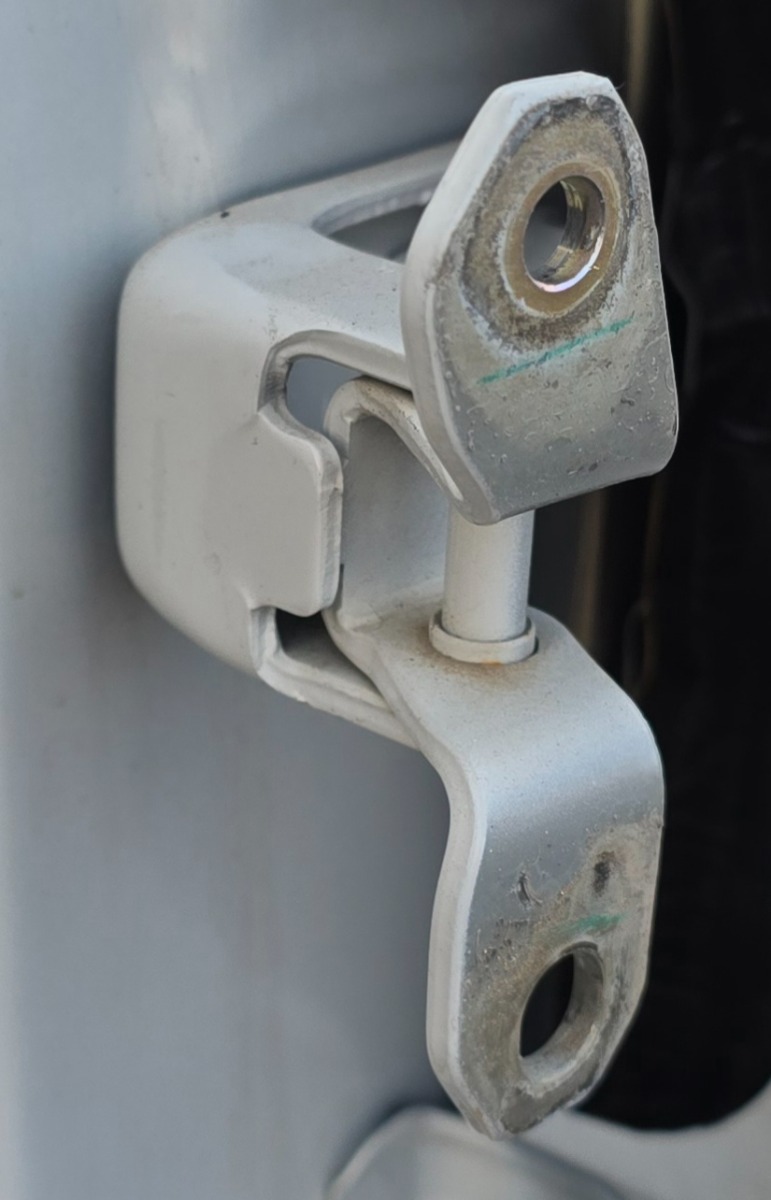 URBAN CRUISER RIGHT FRONT UPPER DOOR HINGE