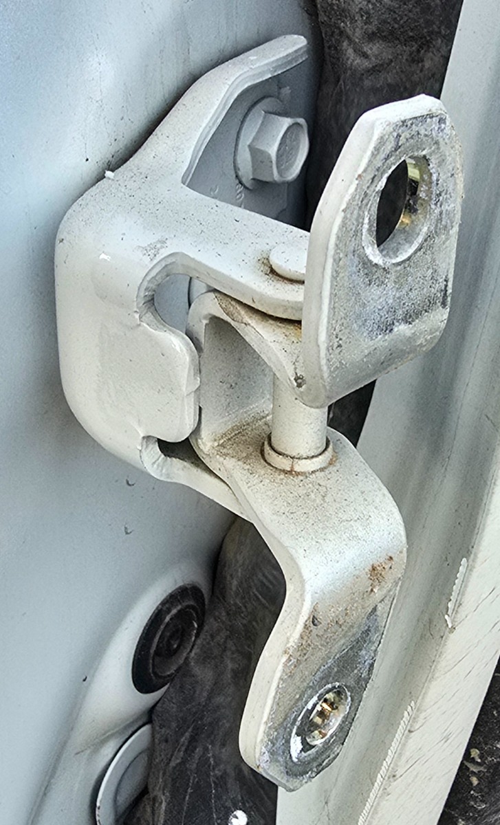 URBAN CRUISER RIGHT FRONT LOWER DOOR HINGE