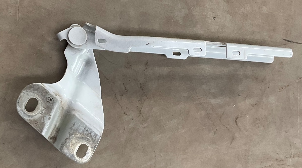 Q3 Bonnet Hinge Left