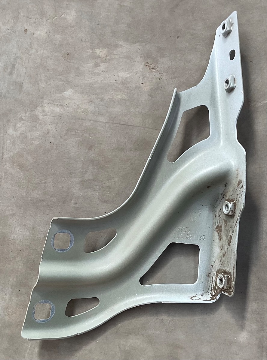 Q3 FENDER BRACKET RIGHT FRONT