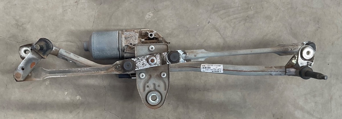 Q3 FRONT WIPER LINKS AND MOTOR