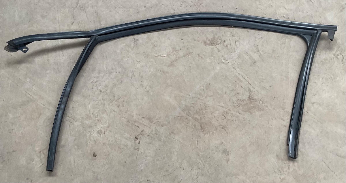 Q3 RIGHT REAR GLASS TRIM
