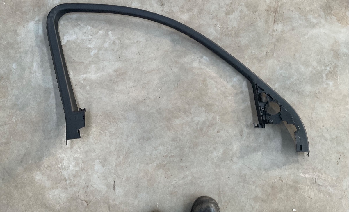 Q3 LEFT FRONT INNER DOOR TRIM