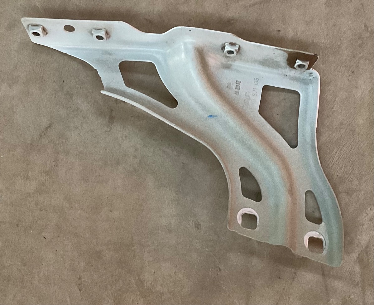 Q3 RIGHT FRONT FENDER BRACKET