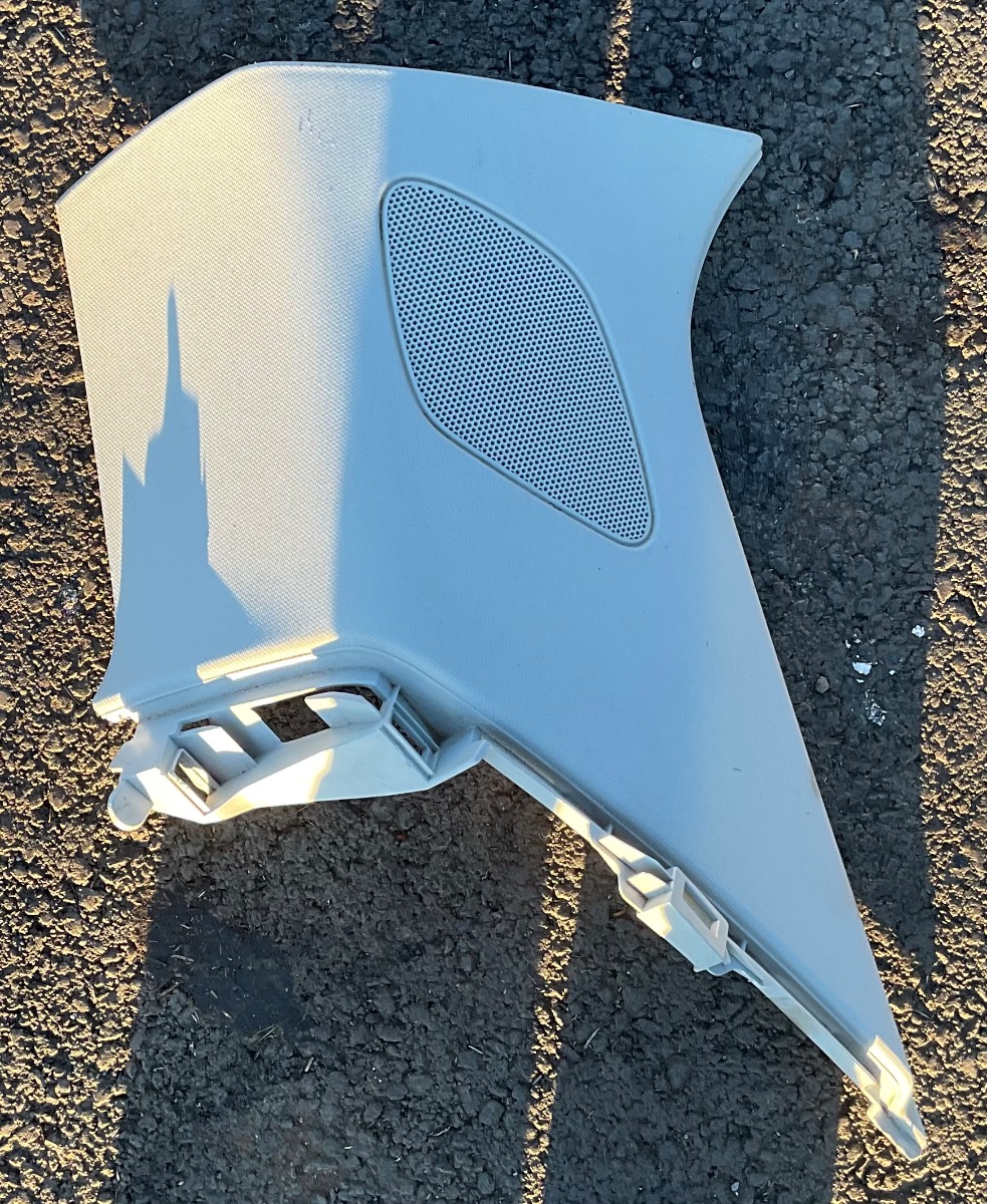 Q3 RIGHT REAR D PILLAR TRIM