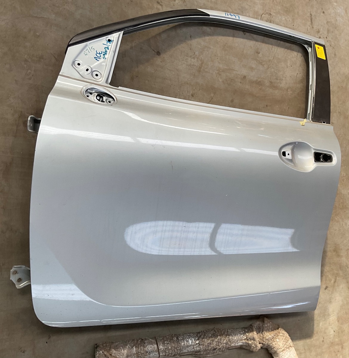 STARLET 1.5 Xi LEFT FRONT DOOR SHELL